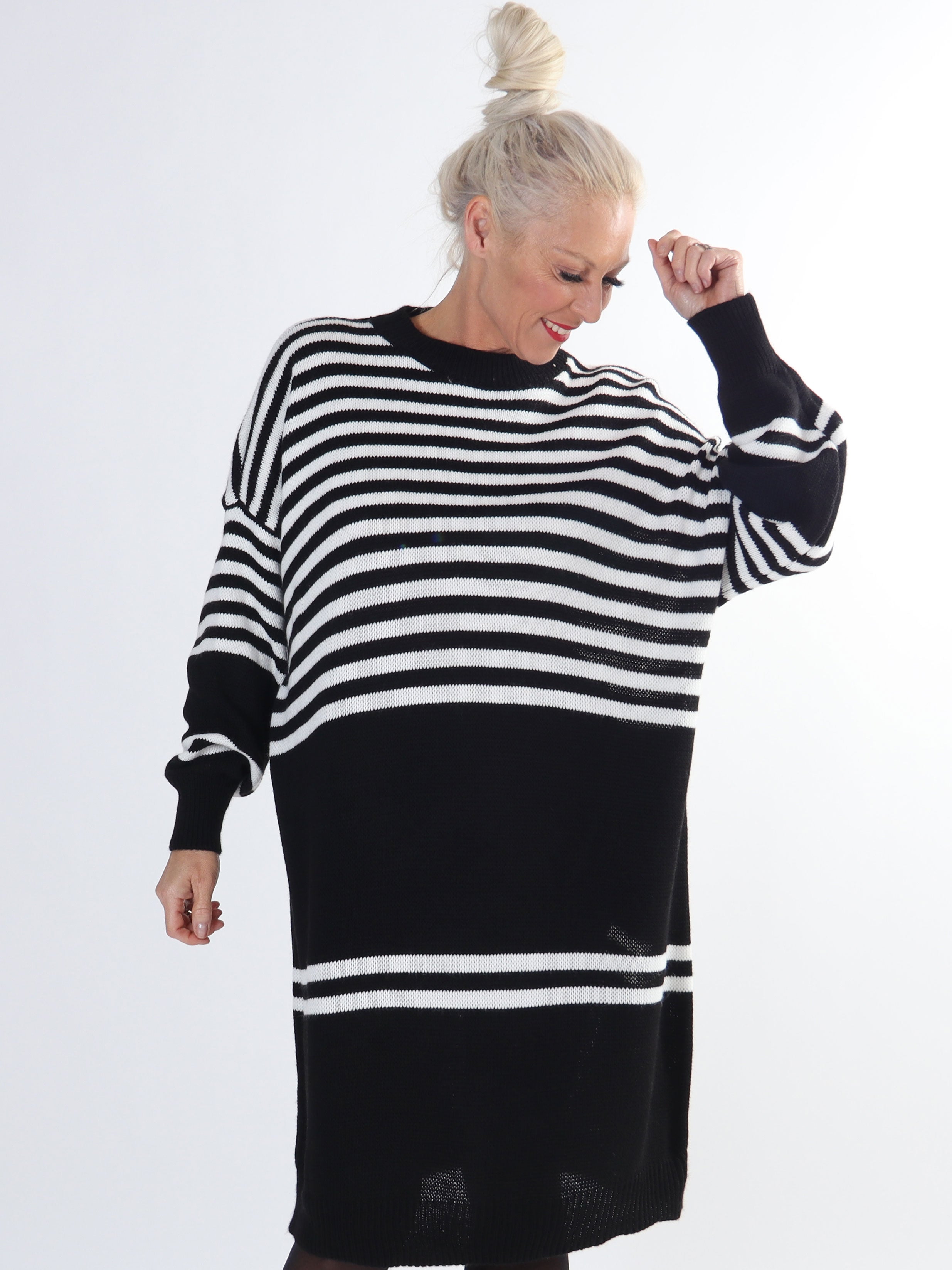 Julietta - Plus size strikkjole med striber